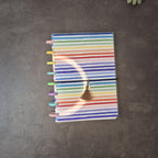 Regenbogen-Notizbuch im A5-Format – handgemacht mit bunten Streifen und Discs