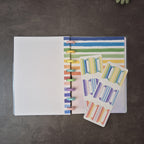 Regenbogen-Notizbuch im A5-Format – handgemacht mit bunten Streifen und Discs