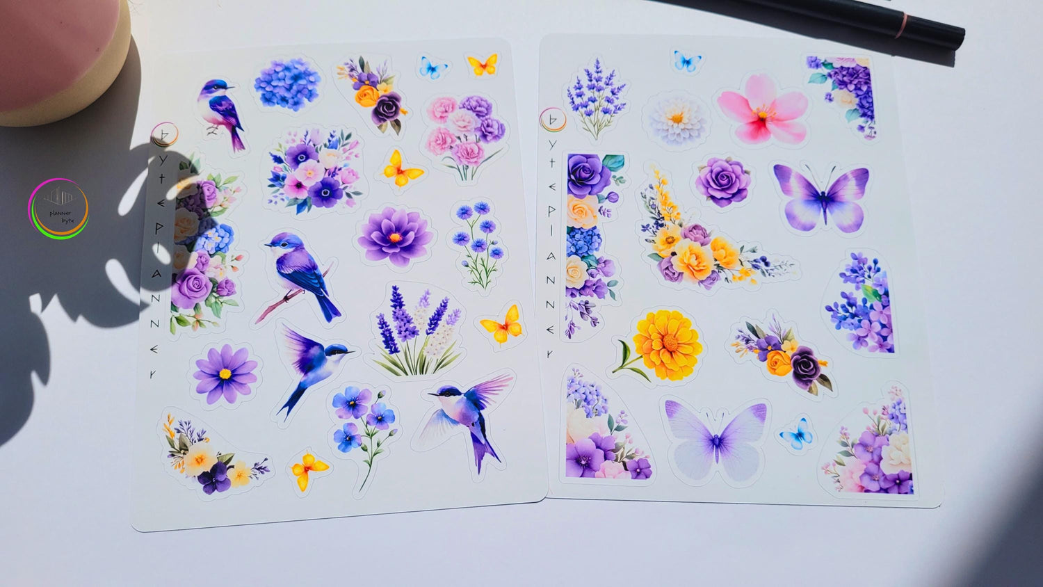 Florale Sticker mit Lila Birds