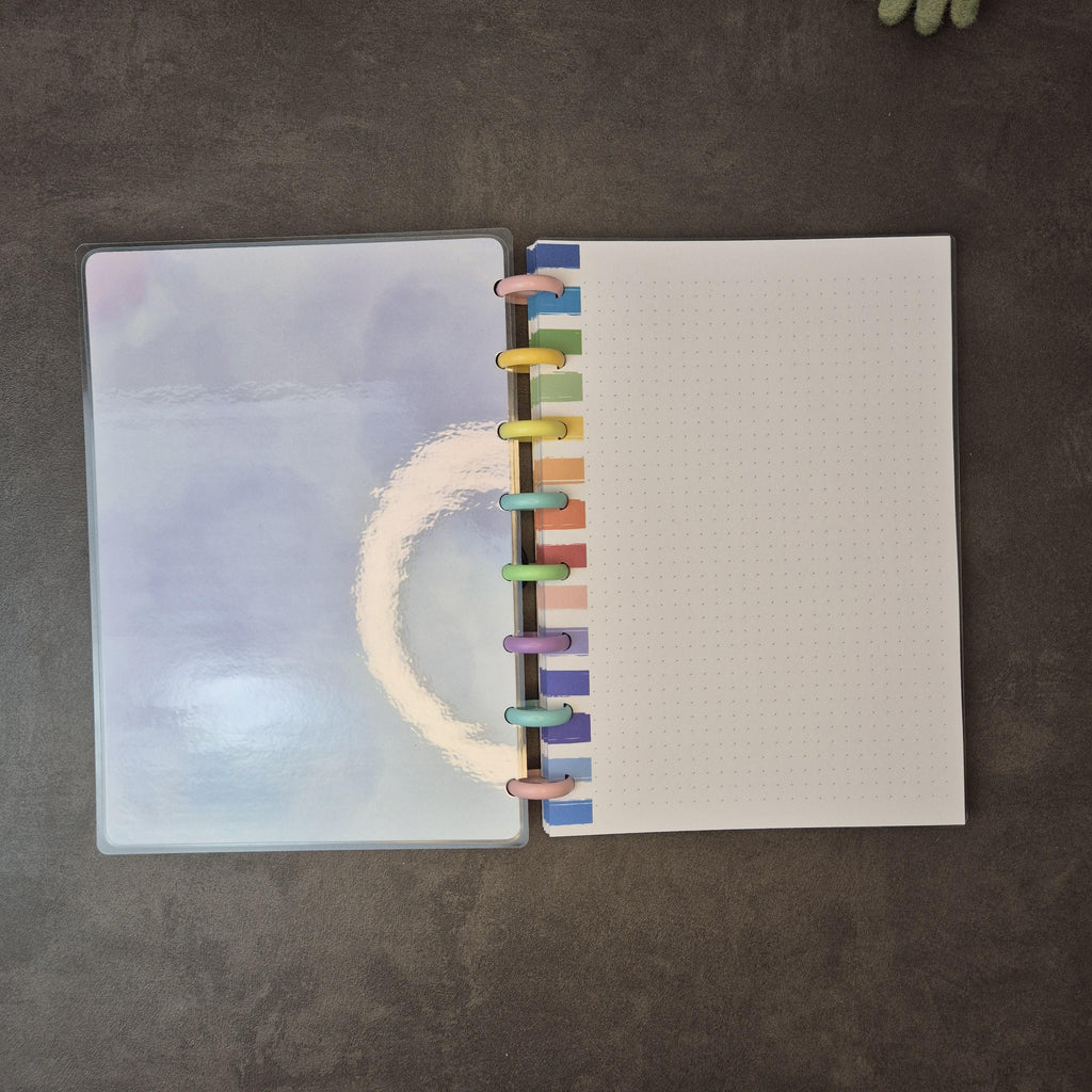Regenbogen-Notizbuch im A5-Format – handgemacht mit bunten Streifen und Discs