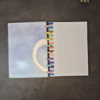 Regenbogen-Notizbuch im A5-Format – handgemacht mit bunten Streifen und Discs
