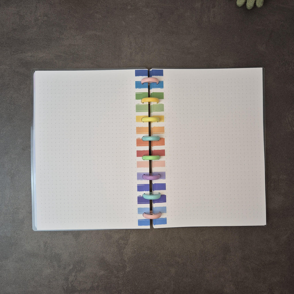 Regenbogen-Notizbuch im A5-Format – handgemacht mit bunten Streifen und Discs