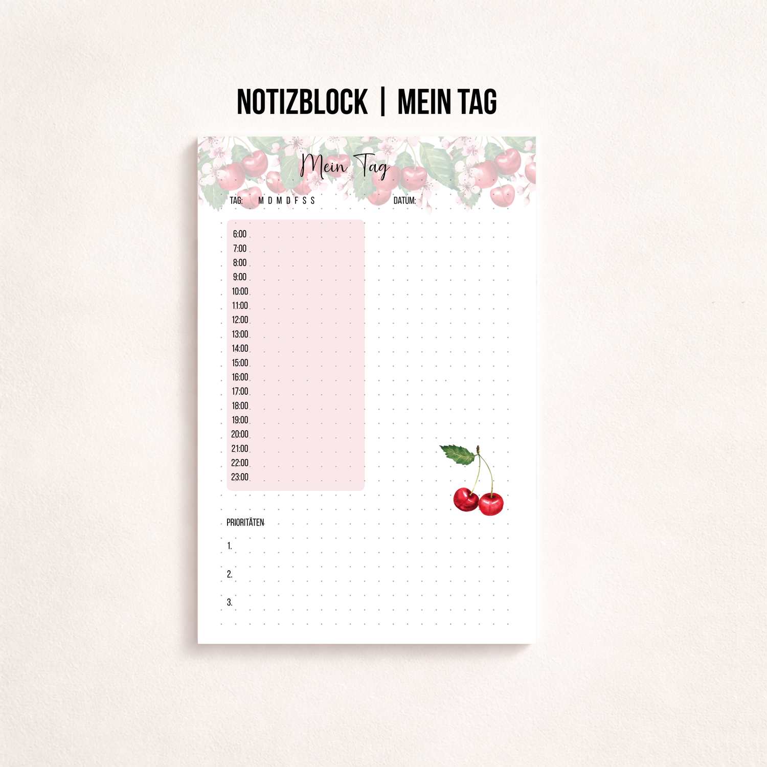 Gedruckter A6-Tagesplanerblock „Mein Tag“ mit zarter rosa Kirschbordüre, Feldern für Wochentag und Datum, Stundenplan von 6 bis 23 Uhr, Dot-Grid-Notizfeld und Prioritätenliste. Unten rechts ist eine kleine Kirschen-Illustration zu sehen.