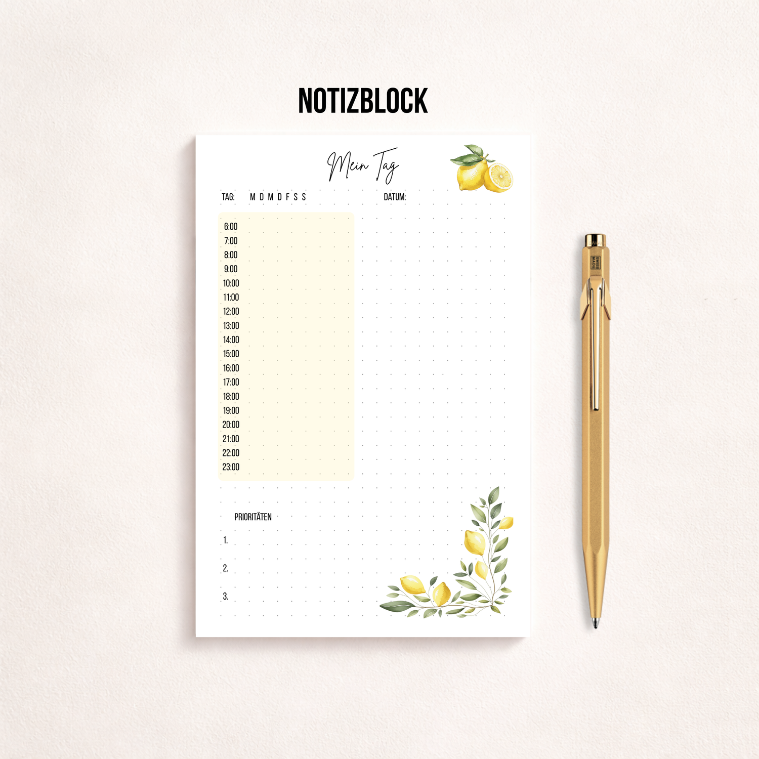 Minimalistischer Notizblock ‚Mein Tag‘ mit Zitronenmotiv, Tagesplan von 6 bis 23 Uhr, Datumsfeld und drei Prioritäten, fotografiert neben einem goldfarbenen Stift auf hellem Hintergrund.