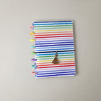 Regenbogen-Notizbuch im A5-Format – handgemacht mit bunten Streifen und Discs
