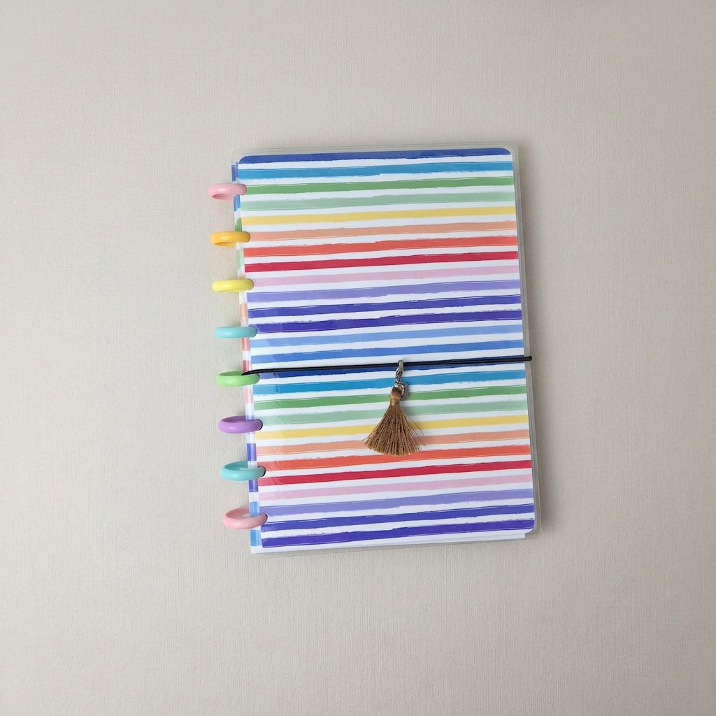 Regenbogen-Notizbuch im A5-Format – handgemacht mit bunten Streifen und Discs