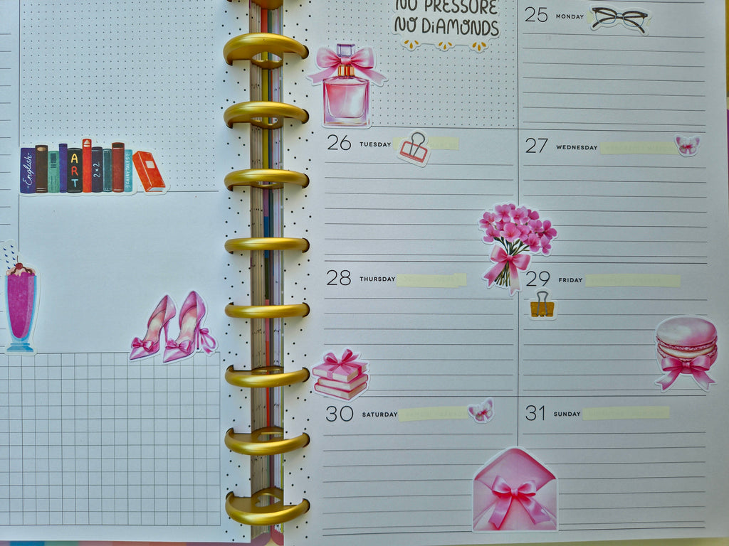 Zwei Stickerbögen im Format 13 × 17 cm mit romantischen pastellrosa Motiven (Schleifen, Parfumflakon, Geschenkboxen, Cupcake, Erdbeere, Kirschen, Blumen und Schmetterlinge) auf weißem Hintergrund