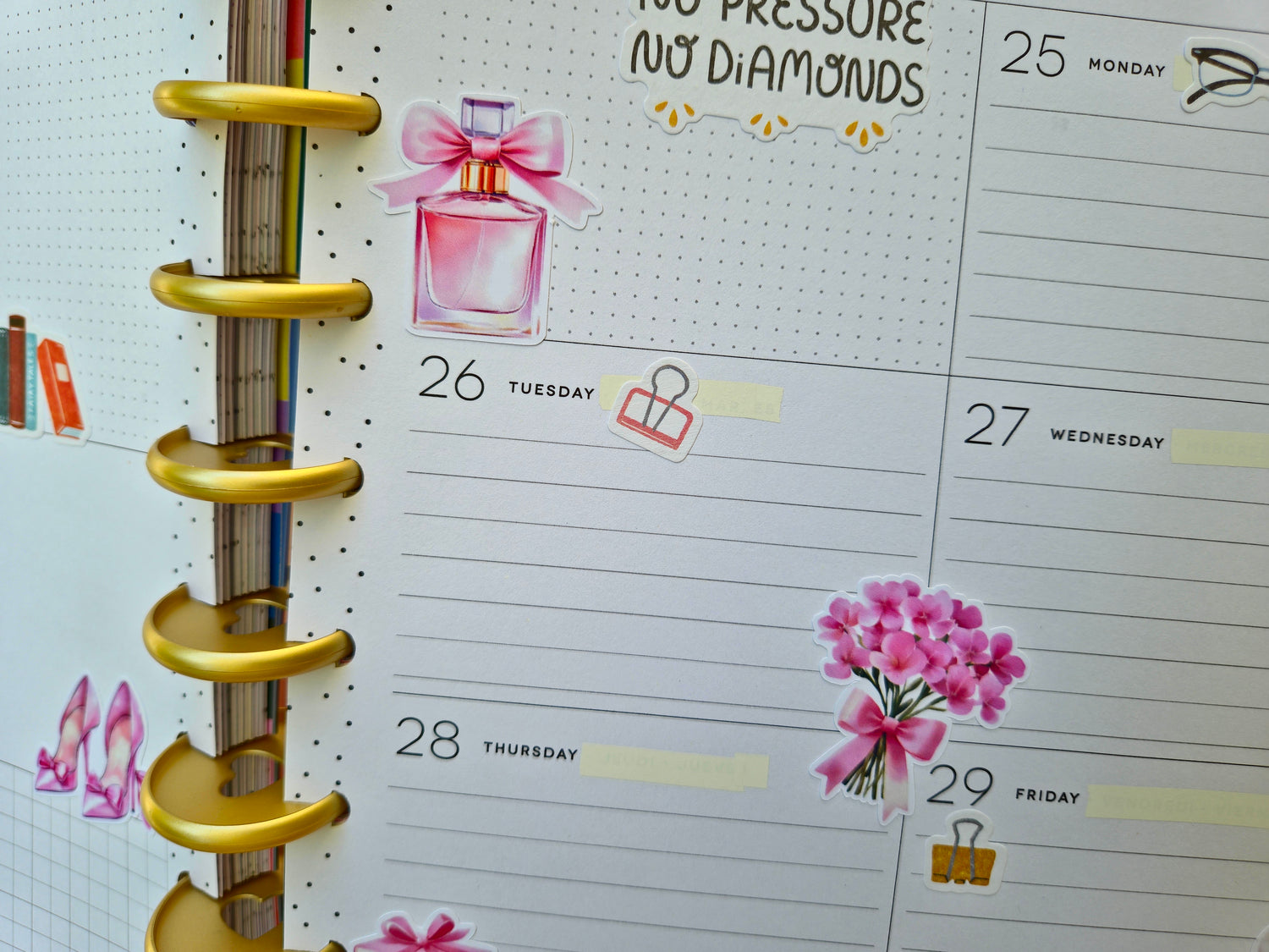 Zwei Stickerbögen im Format 13 × 17 cm mit romantischen pastellrosa Motiven (Schleifen, Parfumflakon, Geschenkboxen, Cupcake, Erdbeere, Kirschen, Blumen und Schmetterlinge) auf weißem Hintergrund