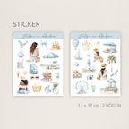 Zwei sommerliche Stickerbögen im Aquarellstil mit Strand‑ und Urlaubs­motiven (Frauenfiguren, Muscheln, Leuchtturm, Segelboot, Palmen, Strand­accessoires) und dem Schriftzug ‚Zeit für ein Abenteuer‘; 13 × 17 cm, 2 Bögen