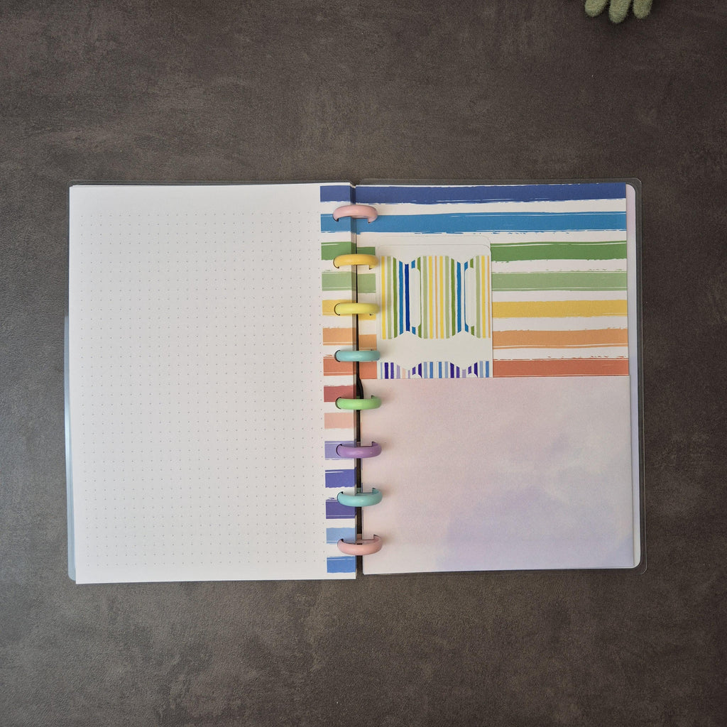 Regenbogen-Notizbuch im A5-Format – handgemacht mit bunten Streifen und Discs