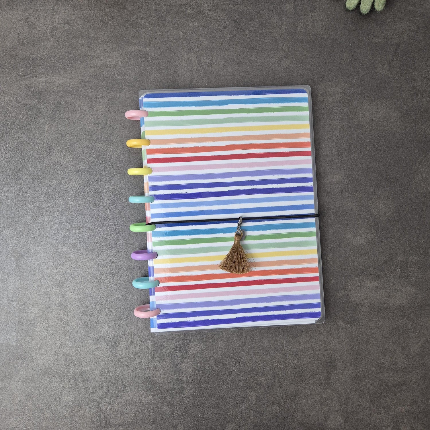 Regenbogen-Notizbuch im A5-Format – handgemacht mit bunten Streifen und Discs