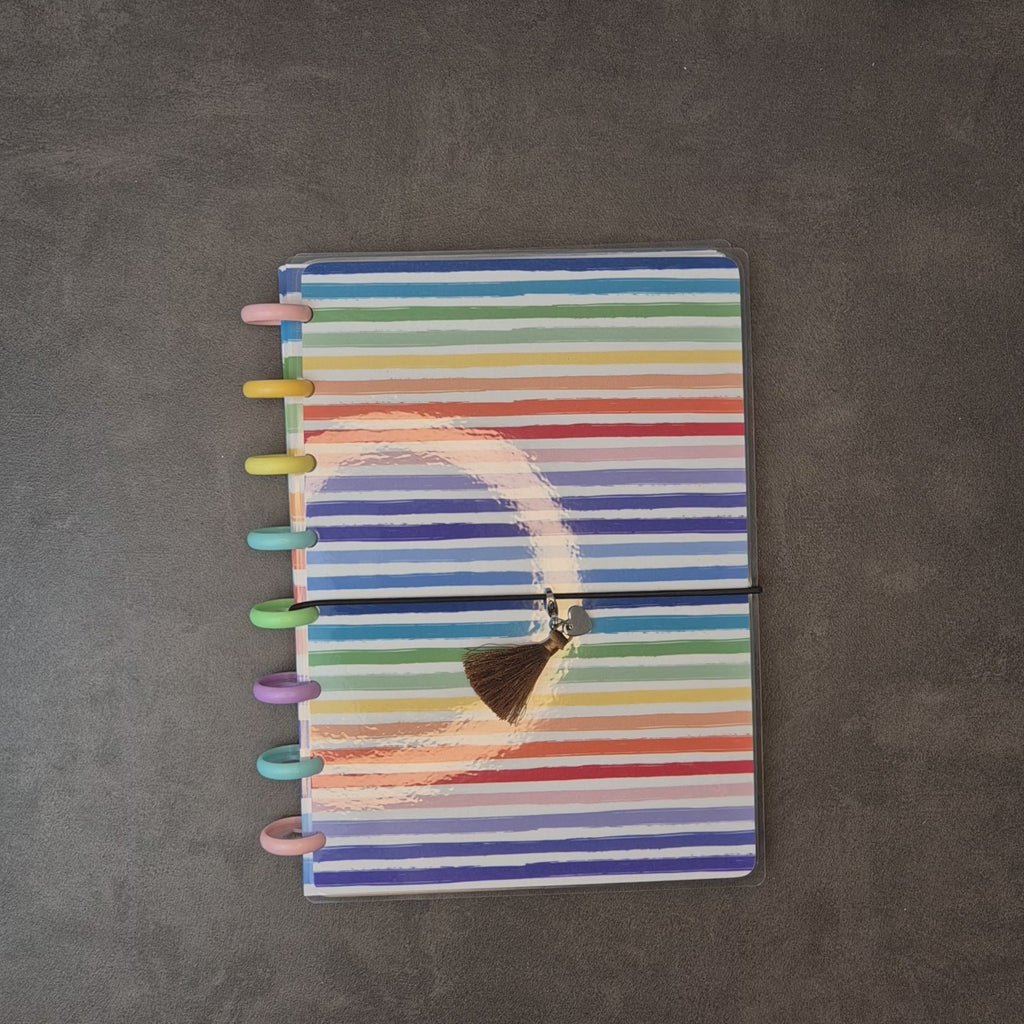 Regenbogen-Notizbuch im A5-Format – handgemacht mit bunten Streifen und Discs