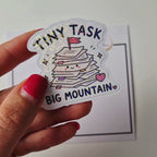 Holo Sticker „Tiny Task, Big Mountain“ – Kawaii Glitzer Sticker für Laptop, Kindle & E-Reader | Motivationssticker