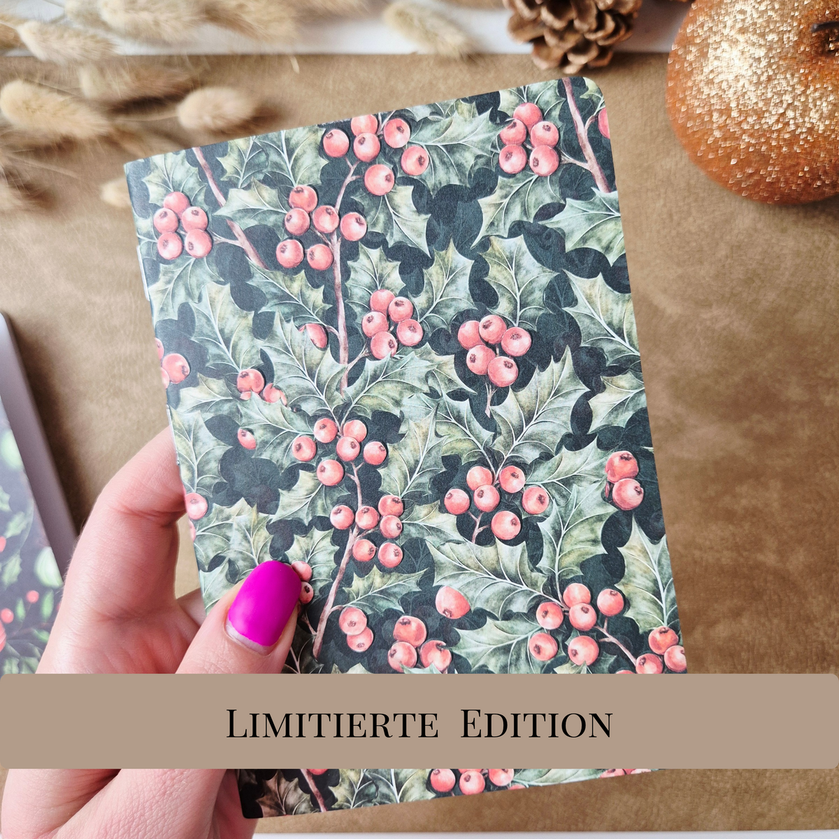 Notizbuch A6 gepunktet mit Weihnachtsmotiven und Stechpalmen